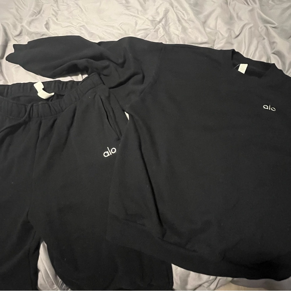 Alo Accolade Black Sweatshirt and Sweatpants Set